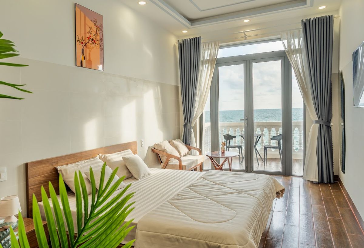 MIEN TRUNG Beach House pool and grounds in Ong Lang
